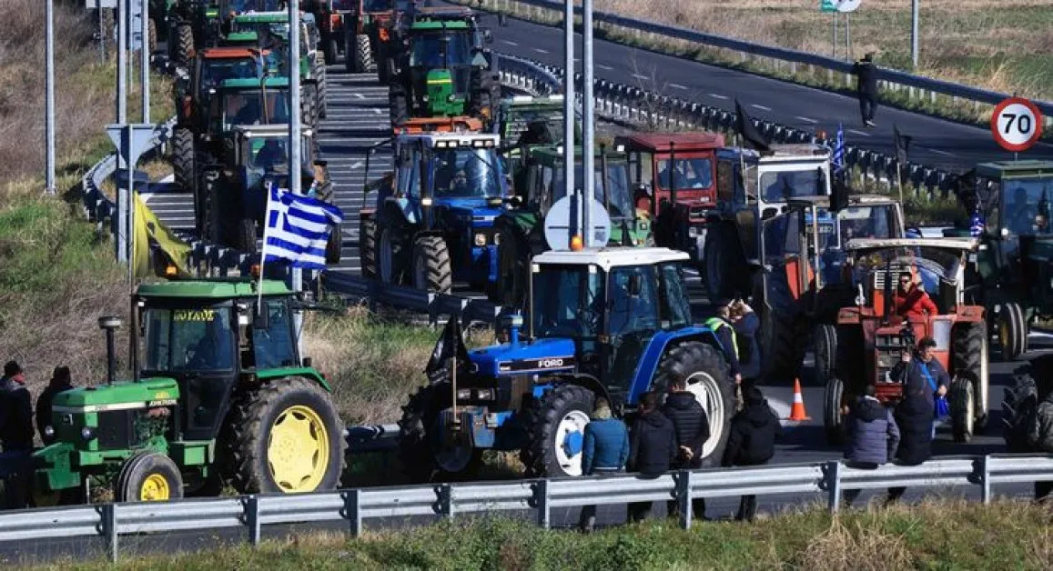 Гръцките фермери започват пътни блокади - затварят и граници