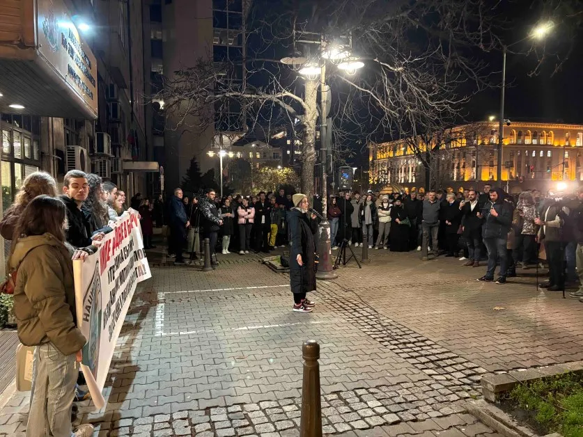 "Изобщо не се вслушват в нас": Продължават протестите на младите лекари