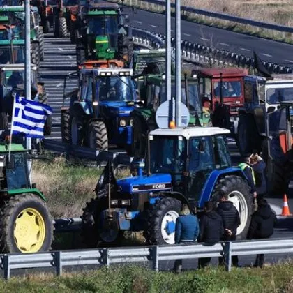 Гръцките фермери започват пътни блокади - затварят и граници