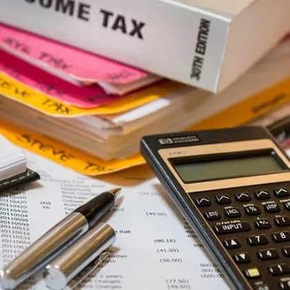 Бюджет 2026 ще бръкне в джоба на всеки един служител