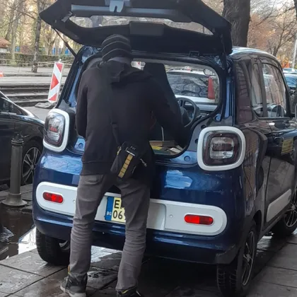 Шофьор на електрически автомобил вероятно марка BENTU паркира колата си