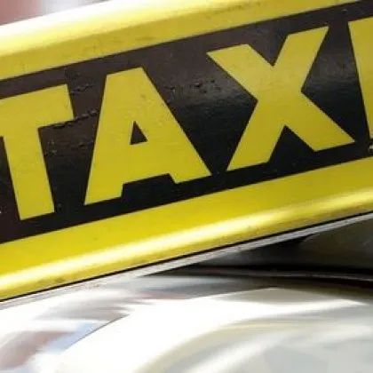 Таксиметров шофьор и 15-годишен пребиха и ограбиха пътник в София