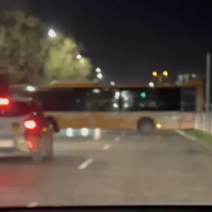 Забранен обратен завой: Градски автобус повреди пътни ограждения в София ВИДЕО