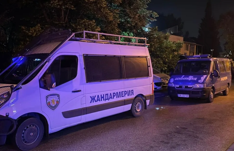 Пребиха с метални палки млад мъж пред дискотека, в болница е