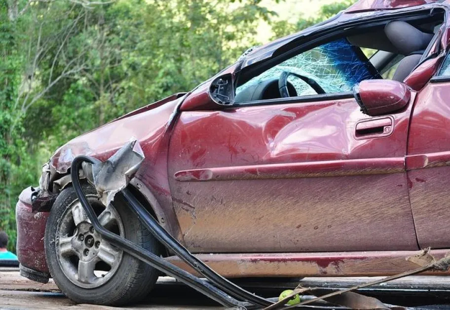 Семейство с две деца пострада в челен удар, майката е в критично състояние