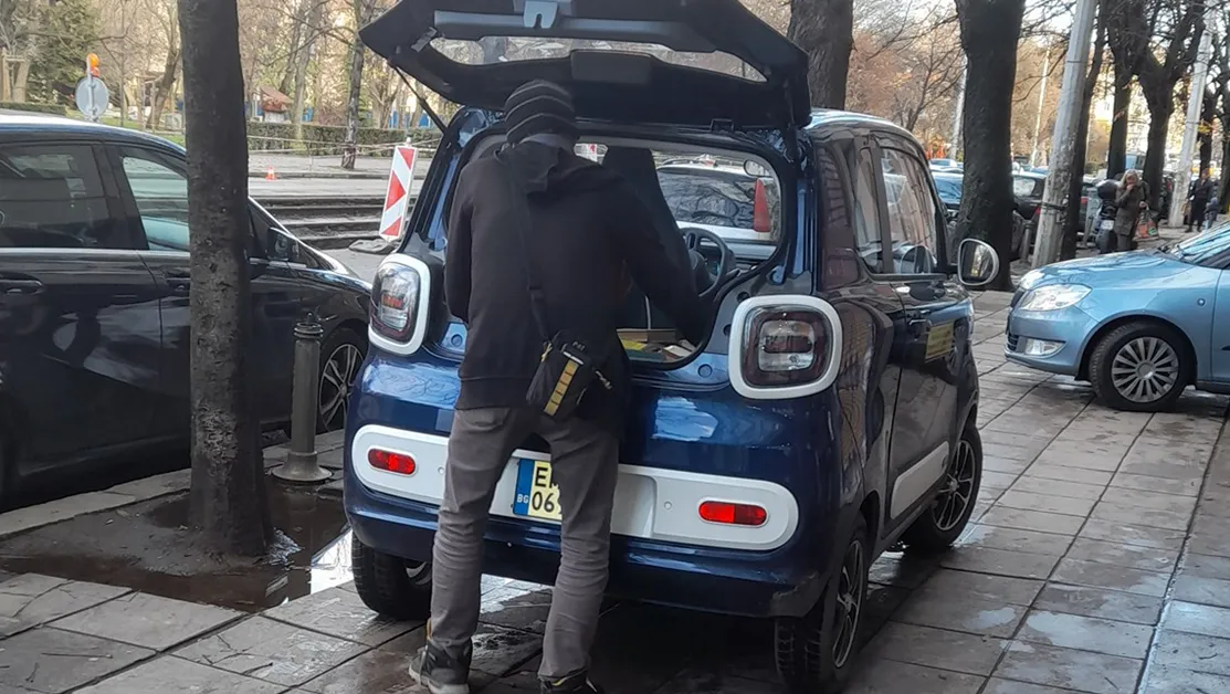 Шофьор паркира на тротоар и се оправда с думите: Колата ми е… тротинетка СНИМКА