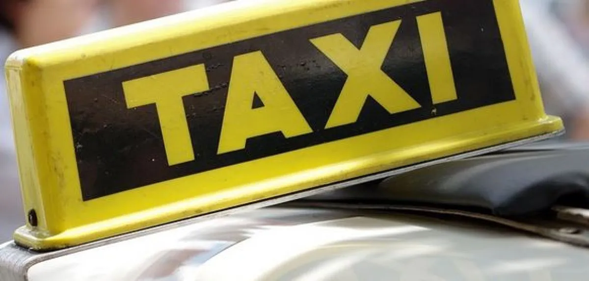 Таксиметров шофьор и 15-годишен пребиха и ограбиха пътник в София