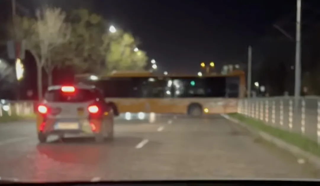 Забранен обратен завой: Градски автобус повреди пътни ограждения в София ВИДЕО