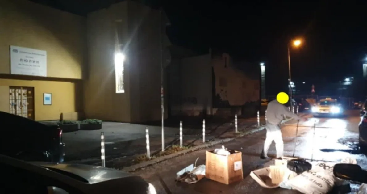 Барикада от мивка, чували и кашон: Блокираха улица в София с боклук СНИМКИ