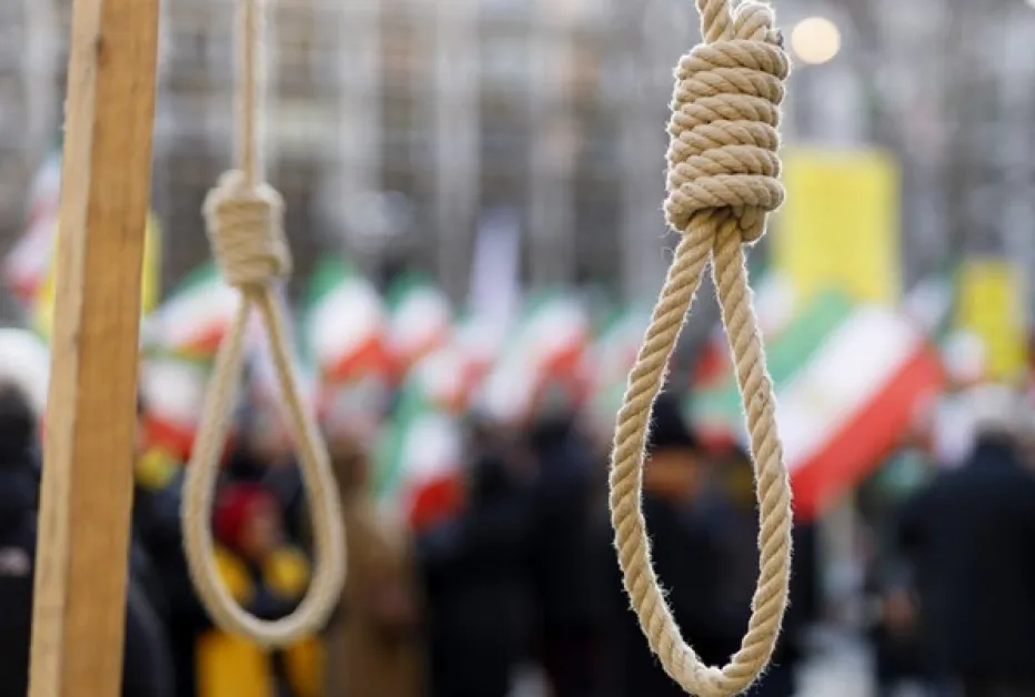 Иран екзекутира публично мъж, изнасилил две жени