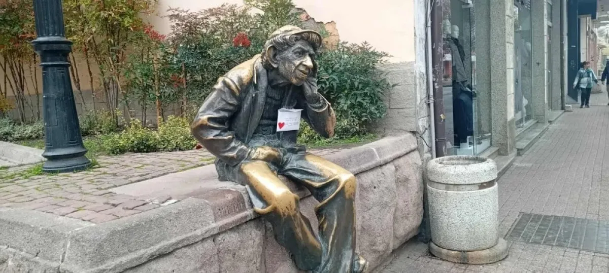 Любопитно: Тайнствено писмо се появи на популярен паметник в Пловдив