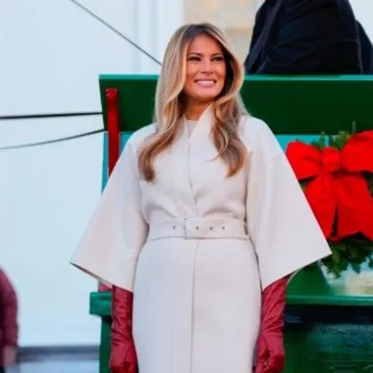 Мелания Тръмп облече палто на Dior, за да покаже коледната елха на Белия дом ВИДЕО