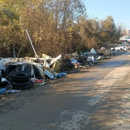 Огромно количество отпадъци е било изхвърлено нерегламентирано край път в