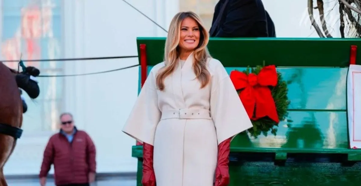Мелания Тръмп облече палто на Dior, за да покаже коледната елха на Белия дом ВИДЕО