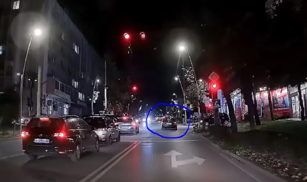 Шофьор премина на "тъмночервено", принуди коли да намалят ВИДЕО