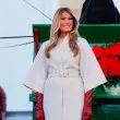 Мелания Тръмп облече палто на Dior, за да покаже коледната елха на Белия дом ВИДЕО