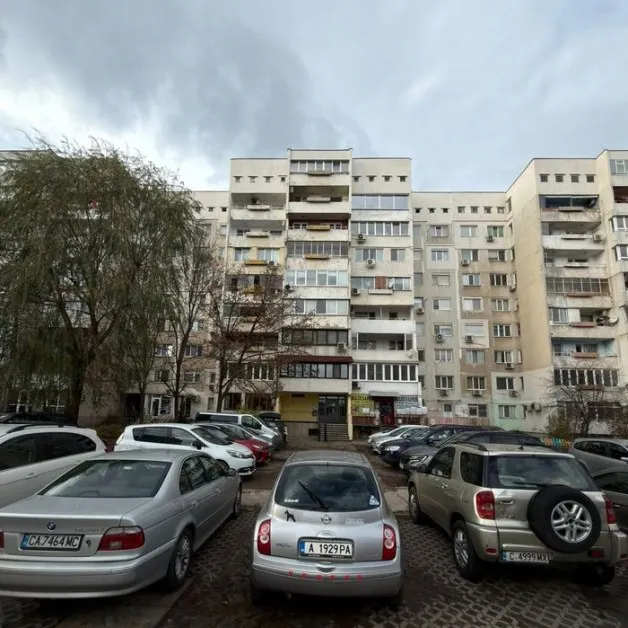 "Жена съм, паркирам както мога": Малка кола блокира цял паркинг в София