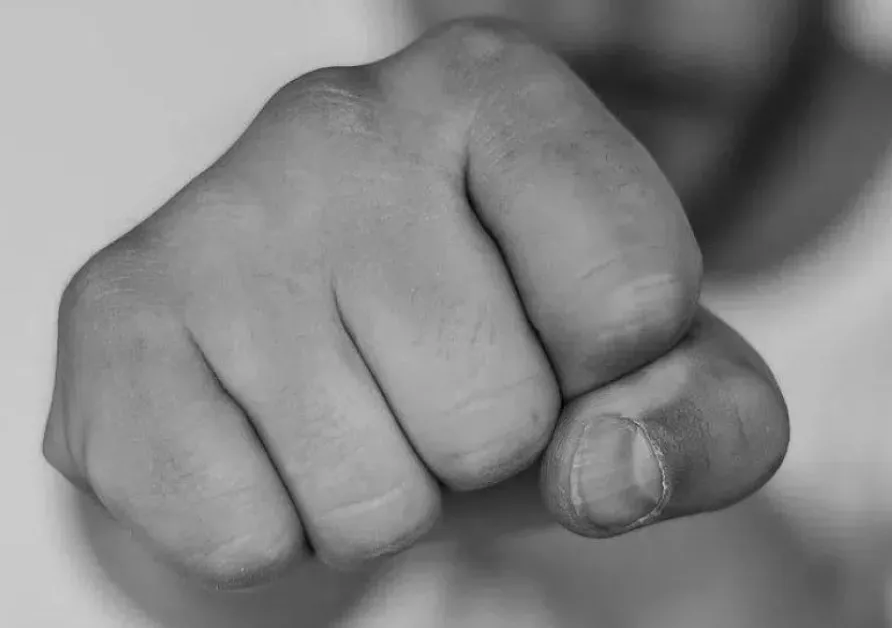 Баща и синовете му пребиха мъж в Старозагорско