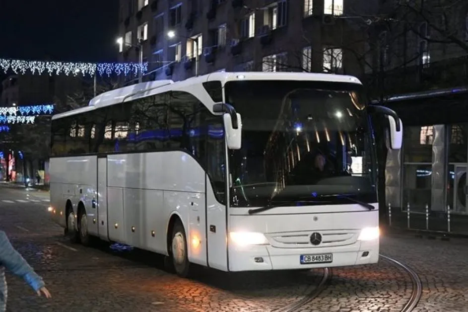 Бял автобус дойде пред парламента по време на протеста на опозицията ВИДЕА