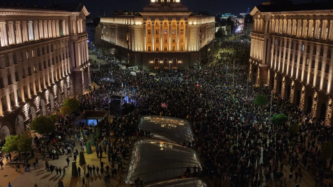 Ескалация: Протестиращите в София опитаха да преобърнат полицейски бус