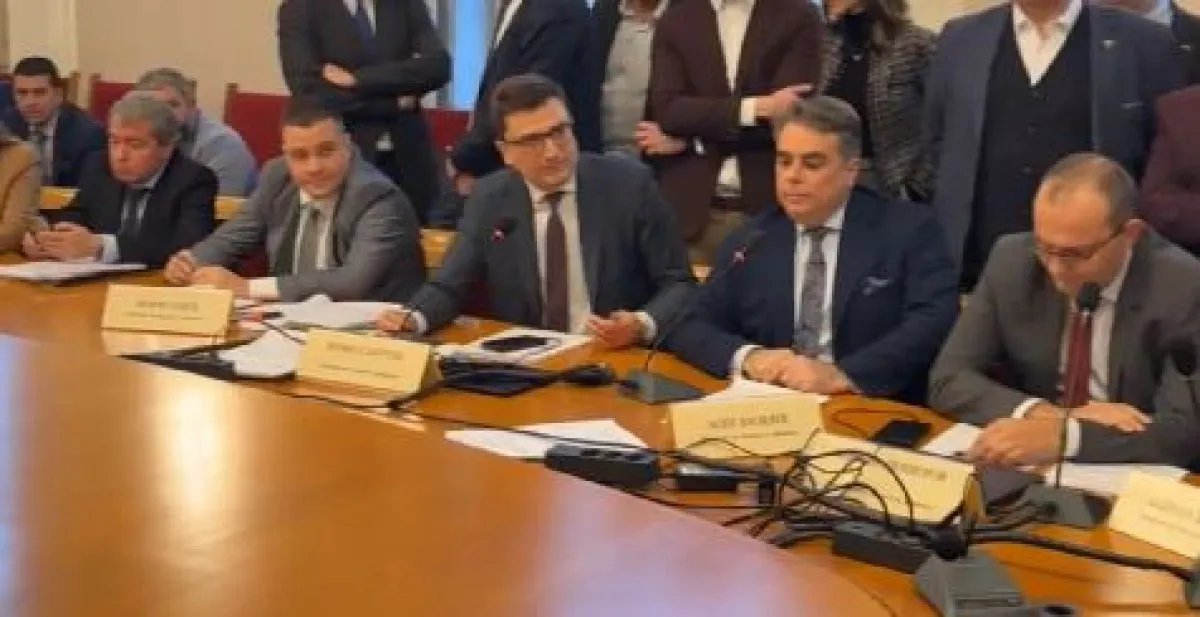 Хаос в бюджетната комисия! Депутати окупираха залата