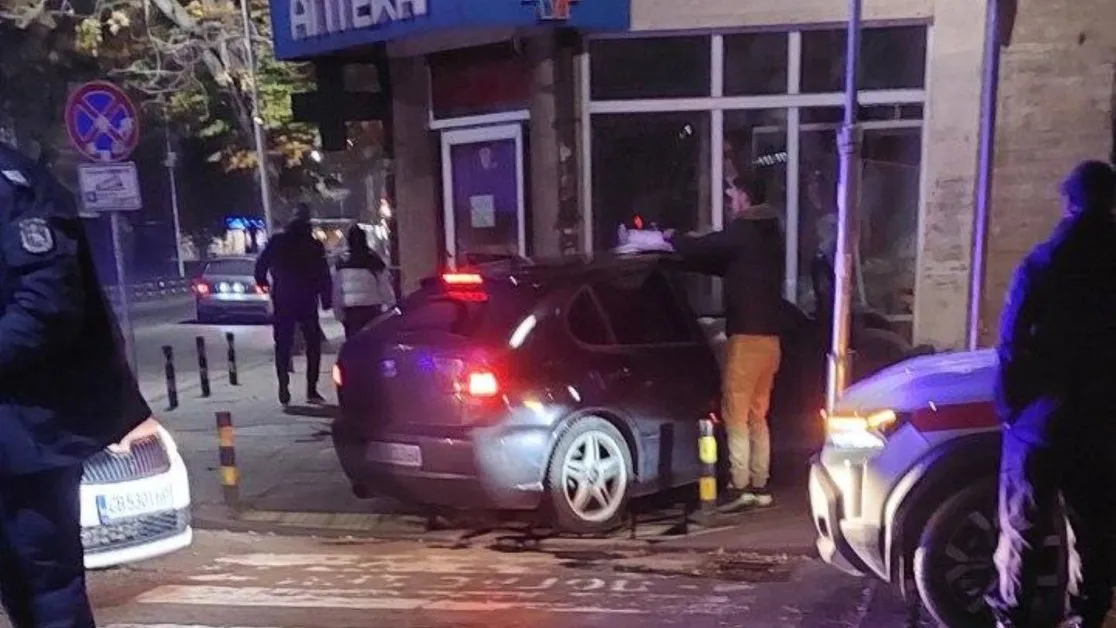 Кола се вряза в аптека в Пловдив, пострада и такси СНИМКИ
