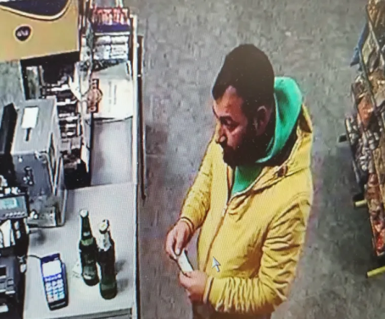 Мъж опита да открадне продукти, докато плаща бира в магазин СНИМКИ