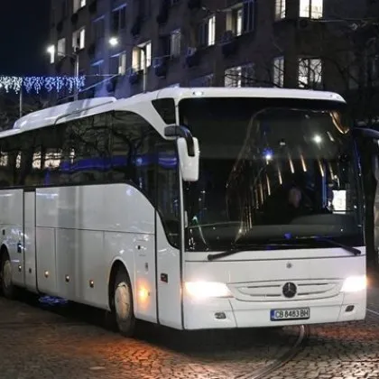 Бял автобус дойде пред парламента по време на протеста на опозицията ВИДЕА