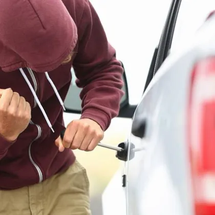 Двама крадци са задигнали два куфара с инструменти от автомобил