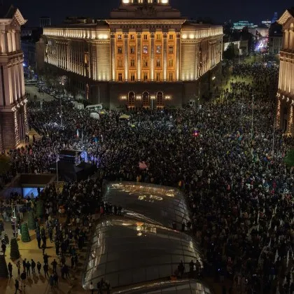 Ескалация: Протестиращите в София опитаха да преобърнат полицейски бус