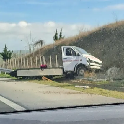Лекотоварен камион е катастрофирал самостоятелно на АМ Тракия За това