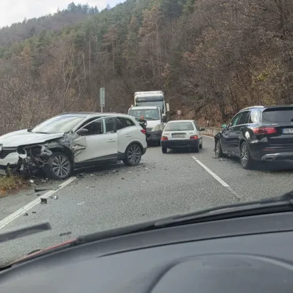 Катастрофа стана днес на пътя Асеновград Смолян Два леки автомобила са се