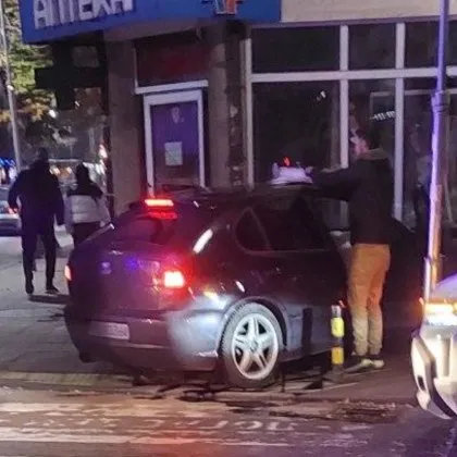 Лек автомобил се вряза в аптека тази вечер в Пловдив