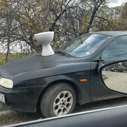 Неочакван тунинг: Моноблок "кацна" на капака на автомобил