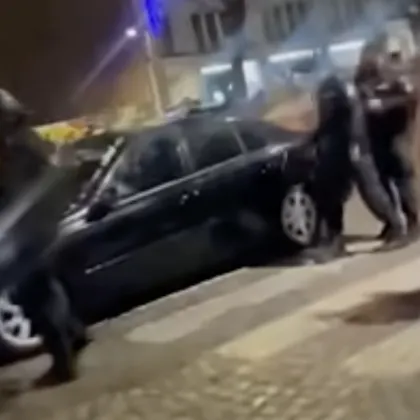 Видео показва недоволството на протестиращите тази вечер граждани в идеалния