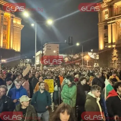 Трима униформени са пострадали при протеста в центъра на София* ВИДЕО