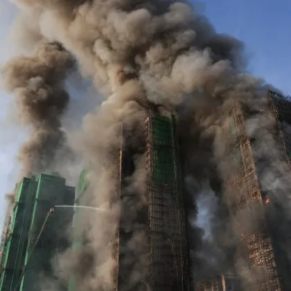 Утроиха се жертвите на огромния пожар, обхванал високи сгради в Хонконг СНИМКИ