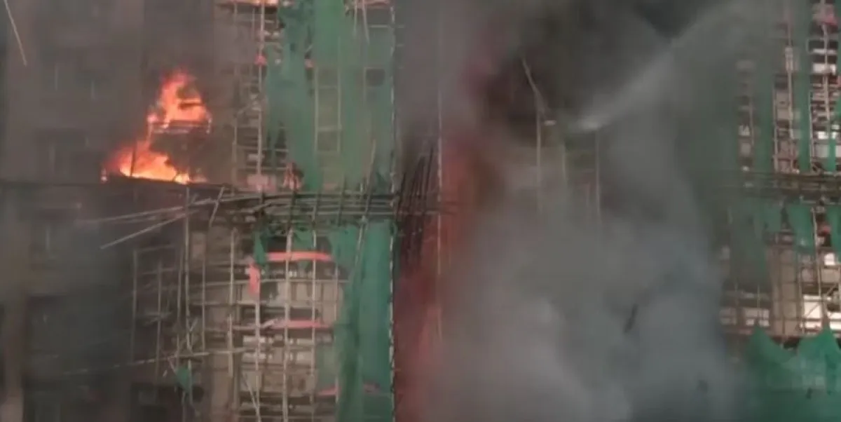 Огнен ад: Избухна пожар в жилищен комплекс, жертвите са много ВИДЕО