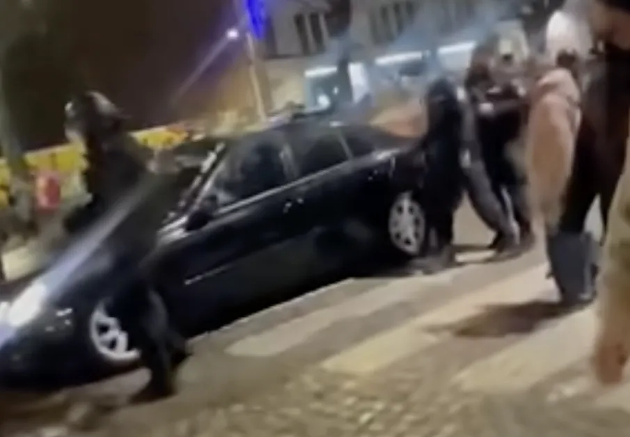 Протестиращи нападнаха депутатска кола с тротинетки, контейнери за боклук и ритници* ВИДЕО