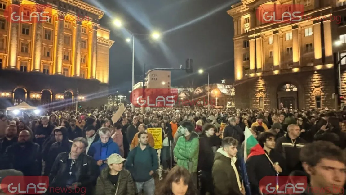 Трима униформени са пострадали при протеста в центъра на София* ВИДЕО