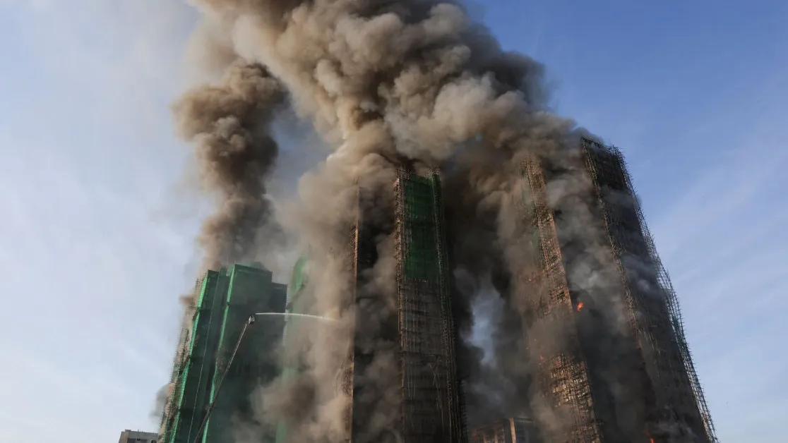 Утроиха се жертвите на огромния пожар, обхванал високи сгради в Хонконг СНИМКИ