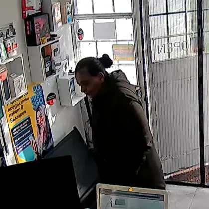 Камери уловиха жена да краде в пловдивски магазин – собственикът я изгони ВИДЕО