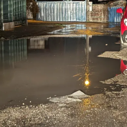 Улица която прилича повече на кална спа зона отколкото на