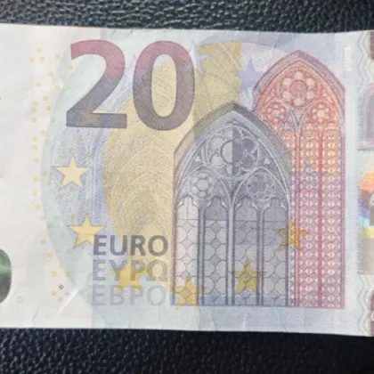 Измамник се опита да плати таксито си във Варна с