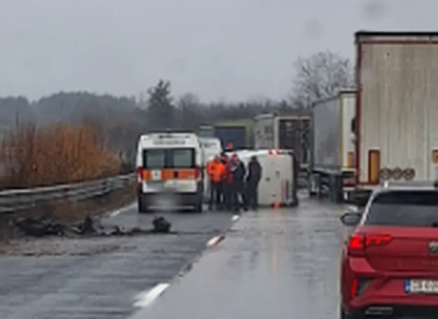 Микробус се обърна на АМ "Хемус" СНИМКА