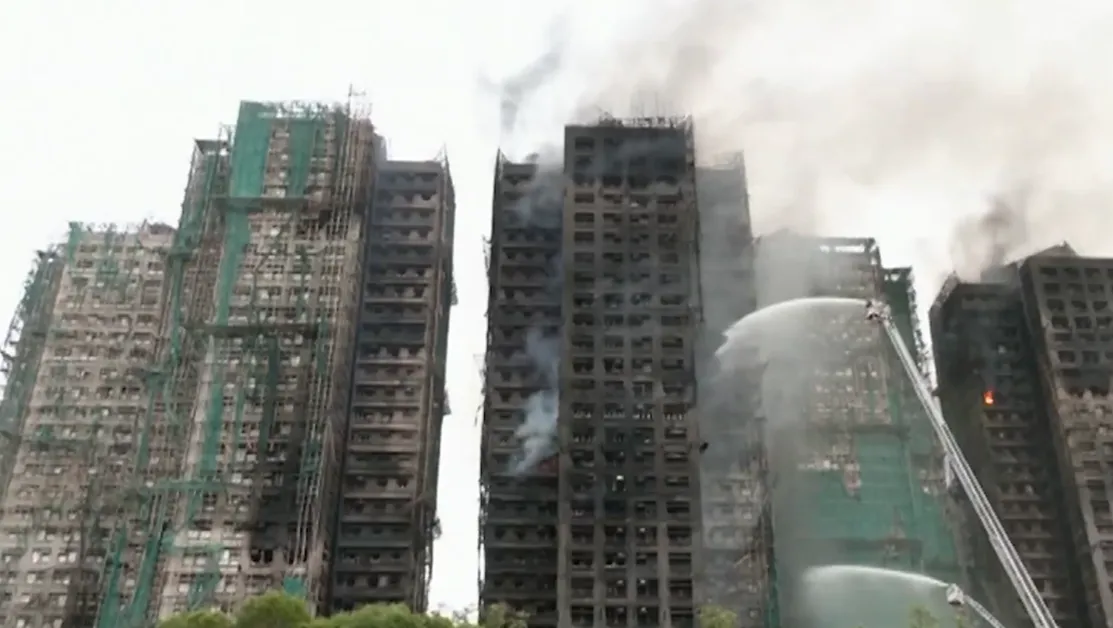 Расте броят на жертвите на пожара в Хонконг