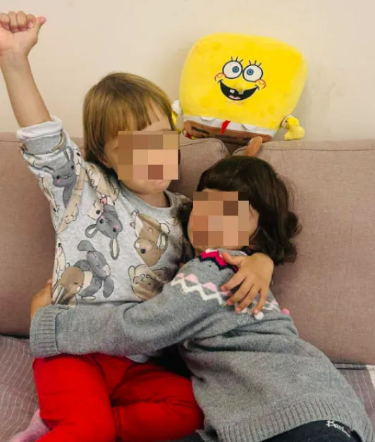 Самотен баща се нуждае от помощ, за да се грижи за двете си деца