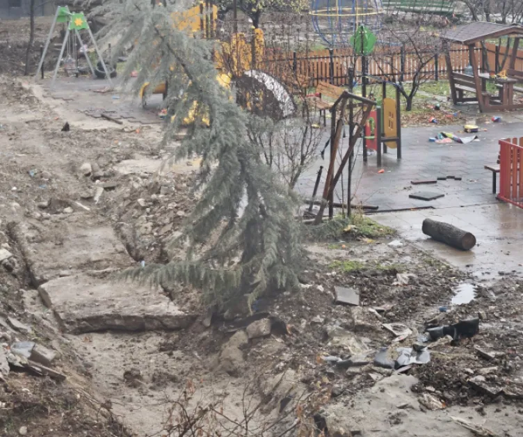 Снимка от столичен квартал разобличи „приключилия в срок" ремонт