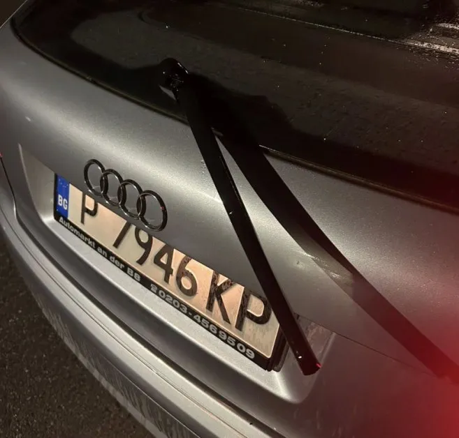 Студентка паркира законно – кварталните самураи ѝ счупиха чистачката