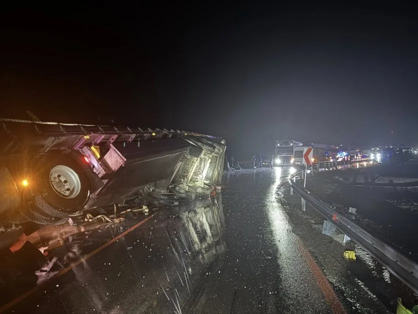 Тежък инцидент: Кола засече тир, той прескочи мантинелата и се преобърна СНИМКИ